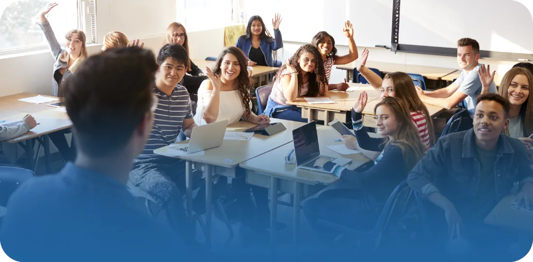 Estudiantes practicando conversación