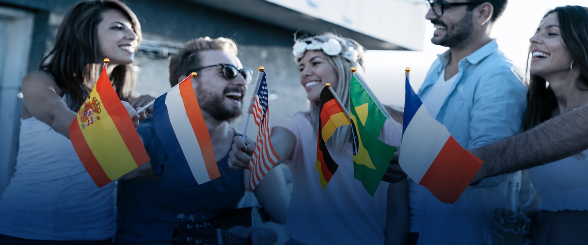 Estudiantes de Idiomarcui sosteniendo banderas de varios países